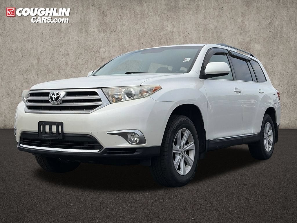 2013 Toyota Highlander — rear three-quarter view